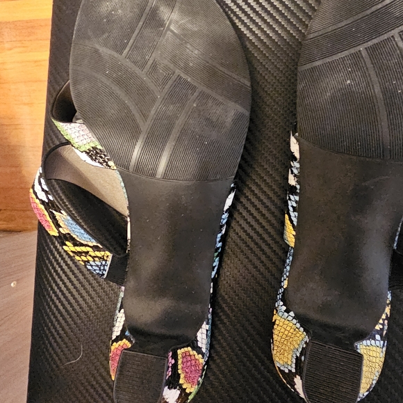 Snakeskin looking sandals by Array - Picture 3 of 4